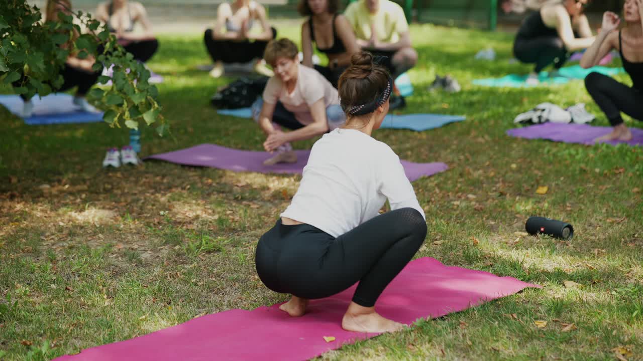 Classe di yoga all'aperto