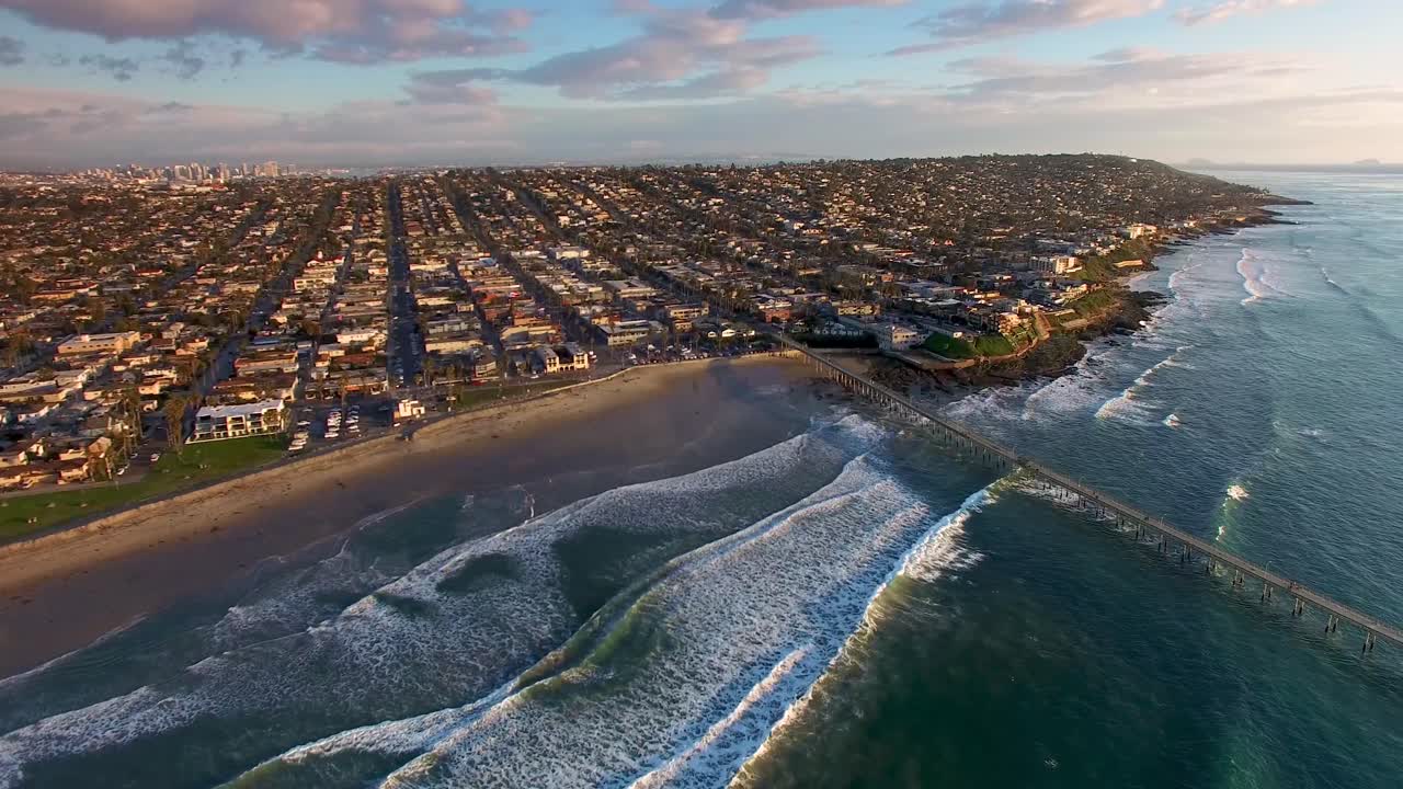 muelle de california y costa de la ciudad de playa en san diego ocean beach, enormes olas azul turquesa del océano pacífico marea