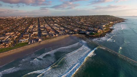 California-Pier-Und-Strandstadt-Küstenlinie-In-San-Diego-Ocean-Beach,-Riesige-Blaue-Türkisfarbene-Pazifische-Ozeanwellen-Rollende-Flut