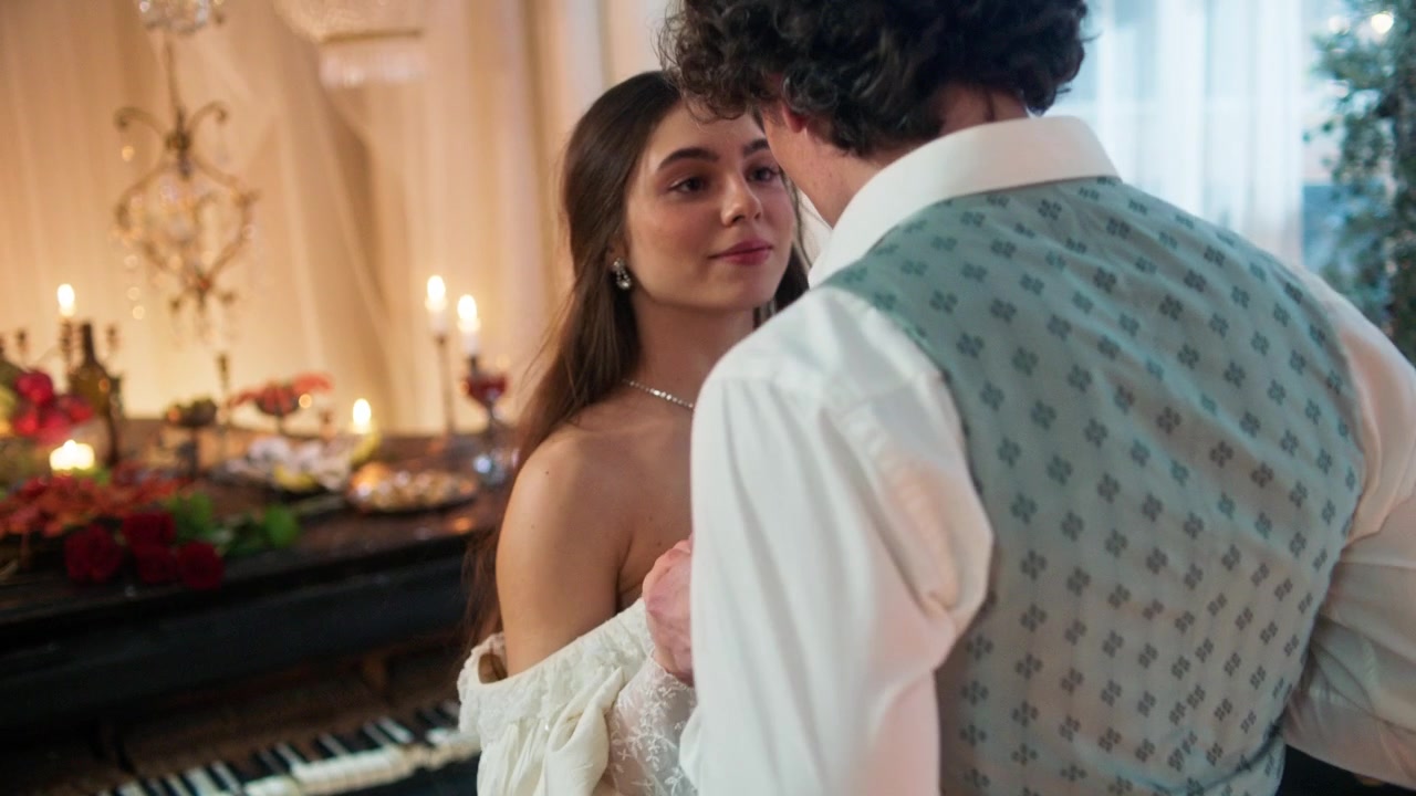 Jovem Casal Dançando Romanticamente em um Elegante Salão de Baile Vintage