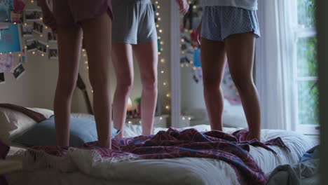 adolescentes felices saltando en la cama en casa mejores amigas celebrando juntos disfrutando del fin de semana de vacaciones
