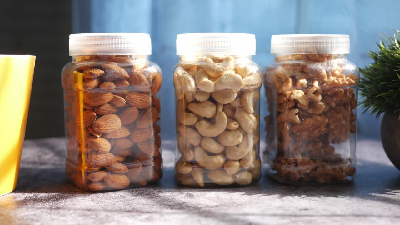 투명한 항아리에 넣은 다양한 견과류