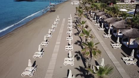 Schöner-Badeort-Mit-Strandbetten-Und-Luxuriösen-Bettenhäusern