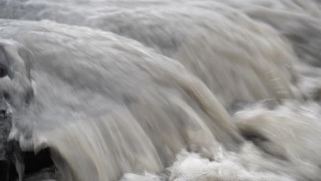 extremo primer plano de un río en islandia