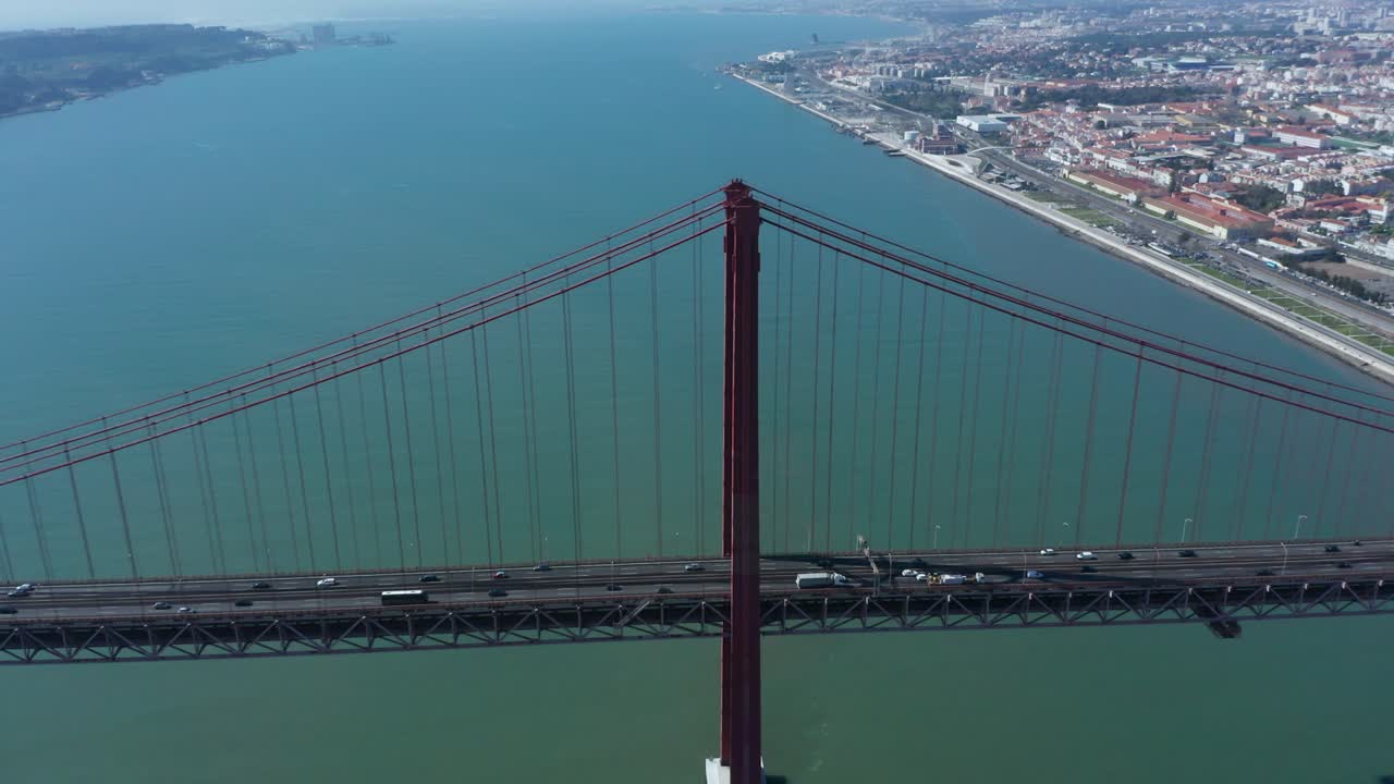 toma aérea de arriba hacia abajo del puente 25 de abril en lisboa, portugal
