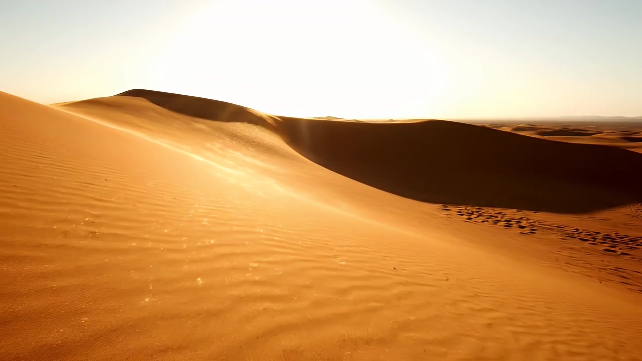 Dune di sabbia dorate nel deserto del Sahara al tramonto
