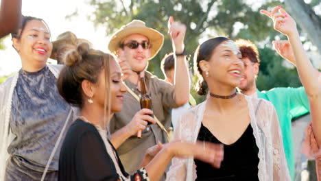 baile, fiesta y la gente celebra en un festival