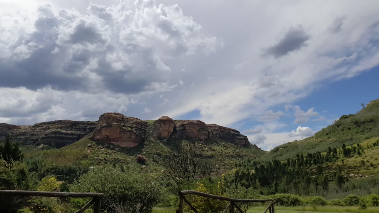 acantilados de arenisca moluti en la frontera de lesotho en sudáfrica en la granja de huéspedes camelroc travel, impresionante lapso de tiempo en la nube, las montañas más asombrosas y paisajes verdes