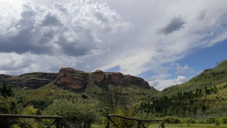 Acantilados-De-Arenisca-Moluti-En-La-Frontera-De-Lesotho-En-Sudáfrica-En-La-Granja-De-Huéspedes-Camelroc-Travel,-Impresionante-Lapso-De-Tiempo-En-La-Nube,-Las-Montañas-Más-Asombrosas-Y-Paisajes-Verdes