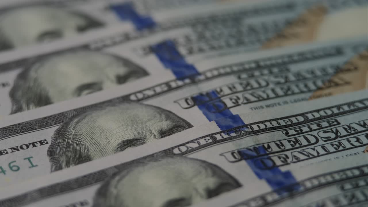 la imprenta de dinero. el conteo de dinero en efectivo en dólares estadounidenses. macro.