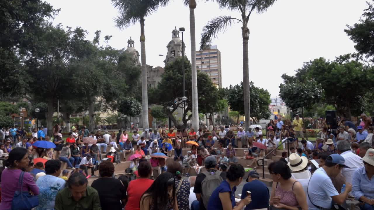 Crowd in Parque Kennedy in Lima. Experiences during travel in Peru.