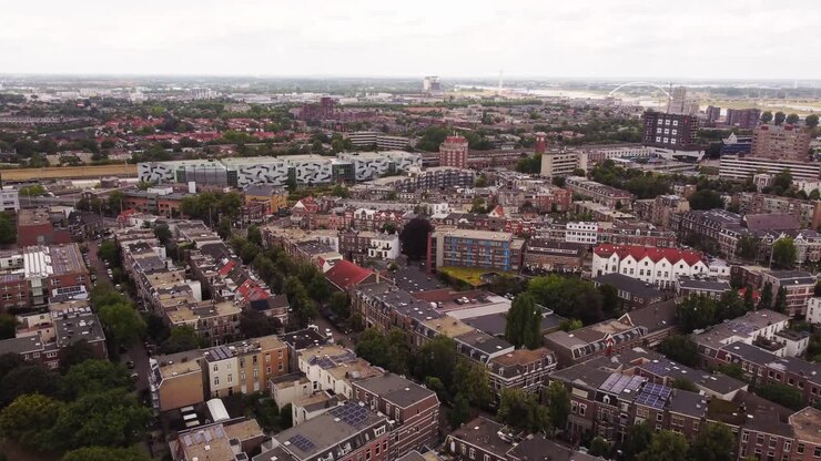 Ripresa aerea di Nijmegen, Paesi Bassi, città europea a volo d'uccello