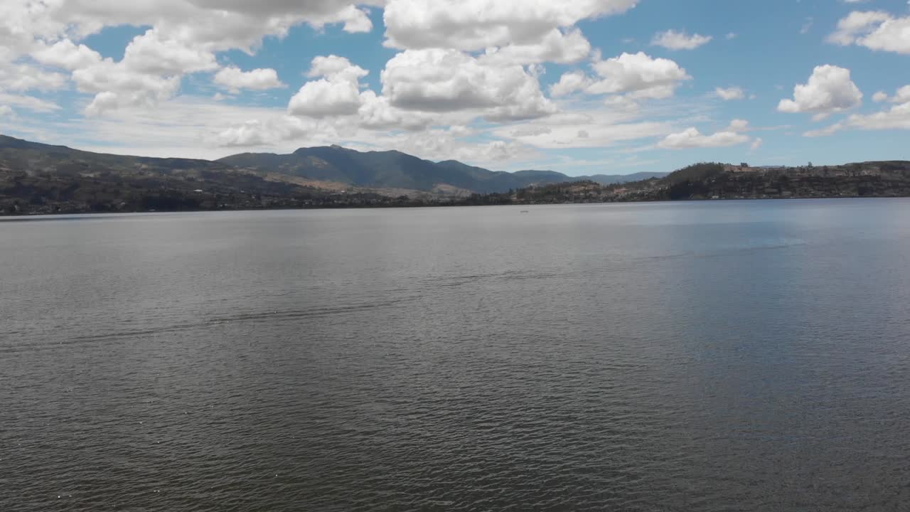 dron volando sobre el lago san pablo revelando algunas pequeñas olas