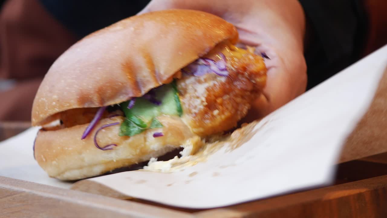 la mano sosteniendo una deliciosa hamburguesa