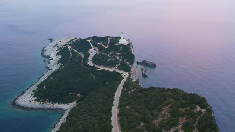 Vista-Aérea-De-La-Carretera-Que-Conduce-Al-Faro-De-Doukáto-En-La-Isla-De-Lefkada,-Rodeada-De-Tranquilas-Aguas-Marinas.