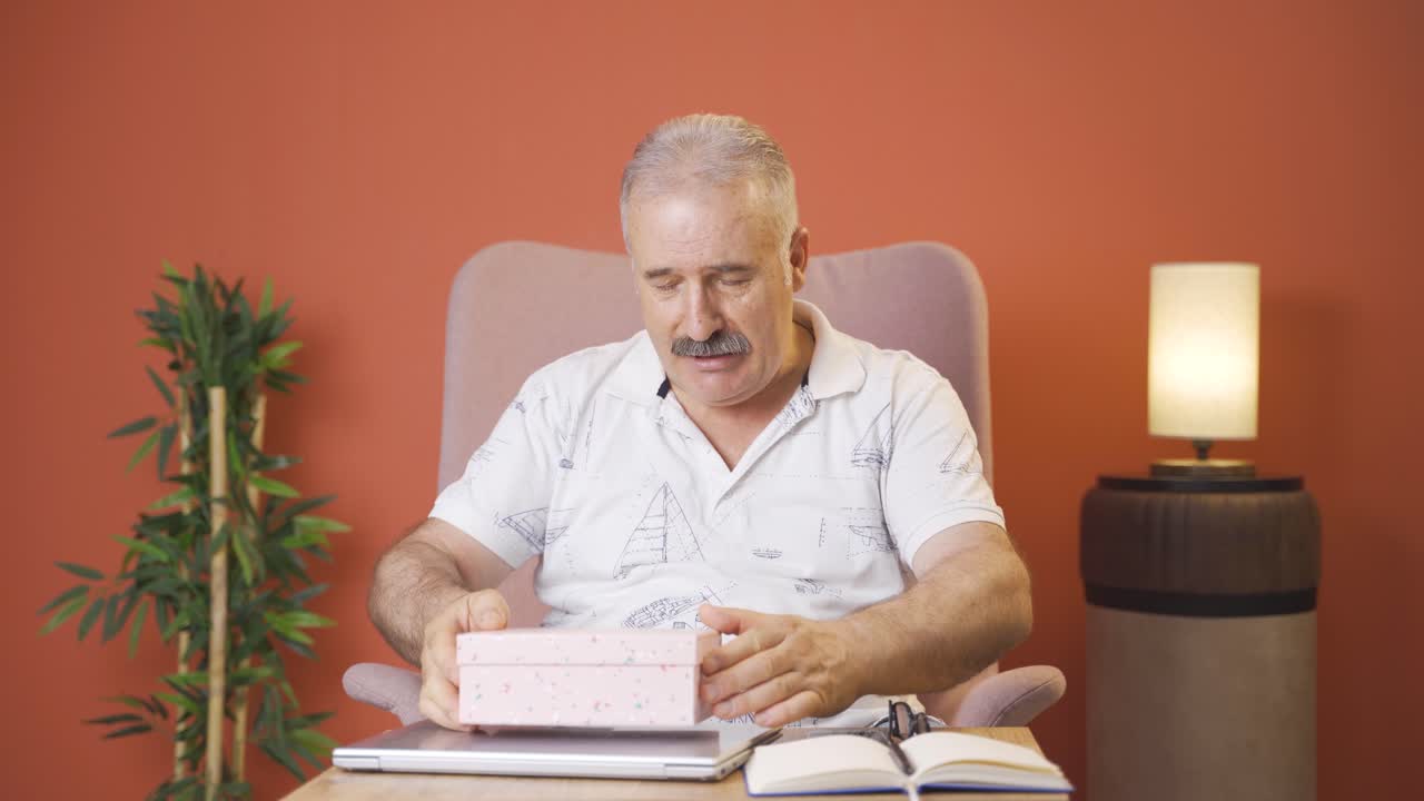 행복하고 즐거운  ⁇ 은이 선물 패키지를 열고 있습니다.