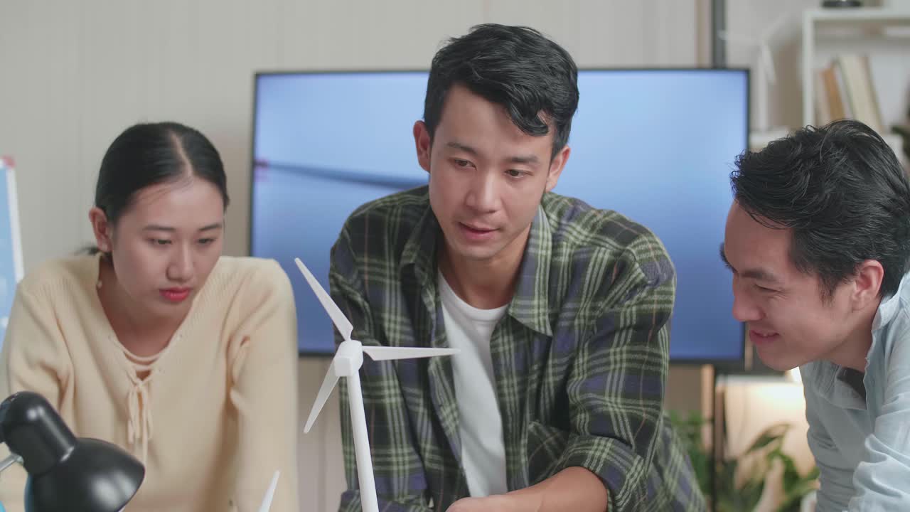 사무실에서 풍력 터빈에 대한 회의 중에 논쟁하는 엔지니어링 그룹의 아시아 남녀의 클로즈업