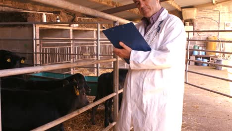 un médico veterinario haciendo anotaciones en un clipboard