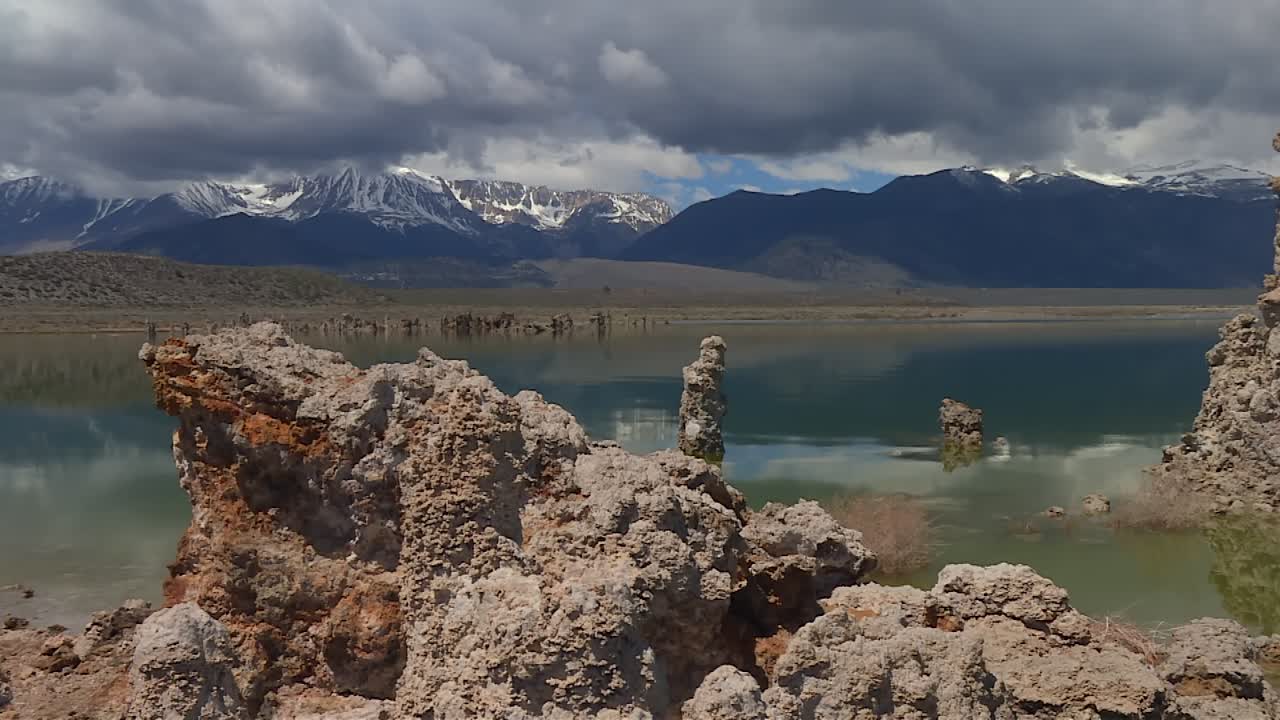 Staattinen kuva Mono-järvestä, jossa näkyy tufamuodostelmia ja lumisia Sierra Nevadan vuoria, USA