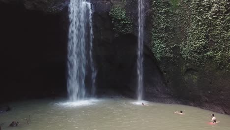 Luftiger-Wunderschöner-Bali-paradieswasserfall-Und-Dschungelregenwald-Im-Schönen-Asien-Reiseziel-Und-Sommerferienreisekonzept