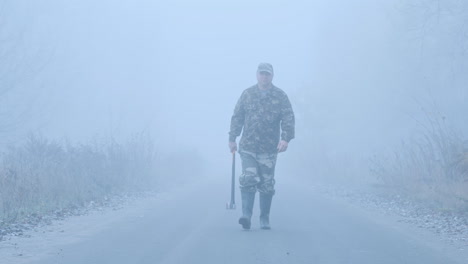 ein mörder mit blutiger axt auf einem waldweg steht im licht von autoscheinwerfern gruseliger tatort