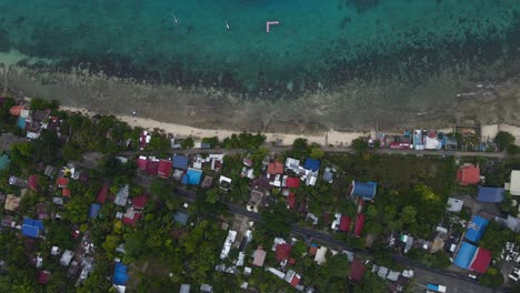 Oslob-En-La-Isla-De-Cebú,-Que-Muestra-Una-Vibrante-Comunidad-Costera-Y-Aguas-Cristalinas,-Vista-Aérea