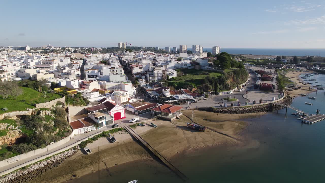 órbita aérea alrededor de la hermosa aldea de alvor en portugal en un soleado día de verano