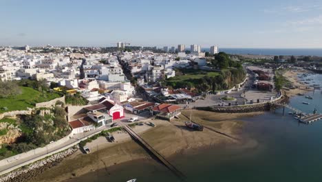 órbita-Aérea-Alrededor-Del-Hermoso-Pueblo-De-Alvor-En-Portugal-En-Un-Día-Soleado-De-Verano