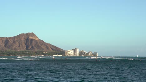 Surfen-Auf-Wellen-Mit-Diamond-Head-Im-Hintergrund