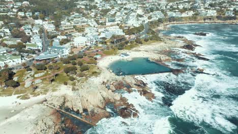 Drone-Disparó-Olas-ásperas-Golpeando-Rocas-En-La-Costa-De-La-Ciudad