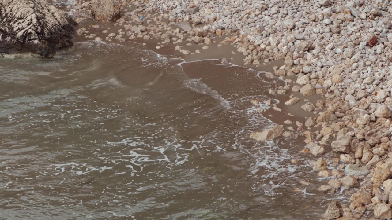 ondas em uma costa rochosa 4k