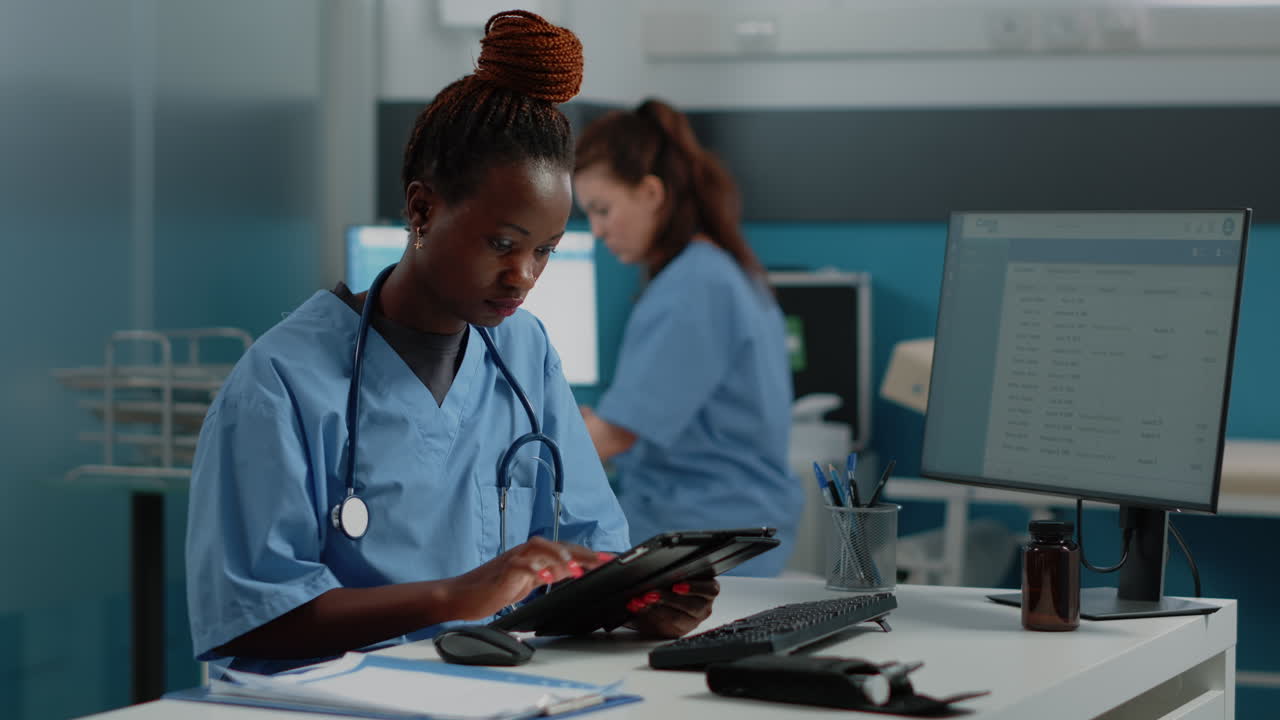 Professionisti del settore sanitario che utilizzano la tecnologia in un ambulatorio