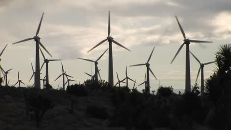 molino de viento retroiluminado genera energía eléctrica en una ladera en california 3