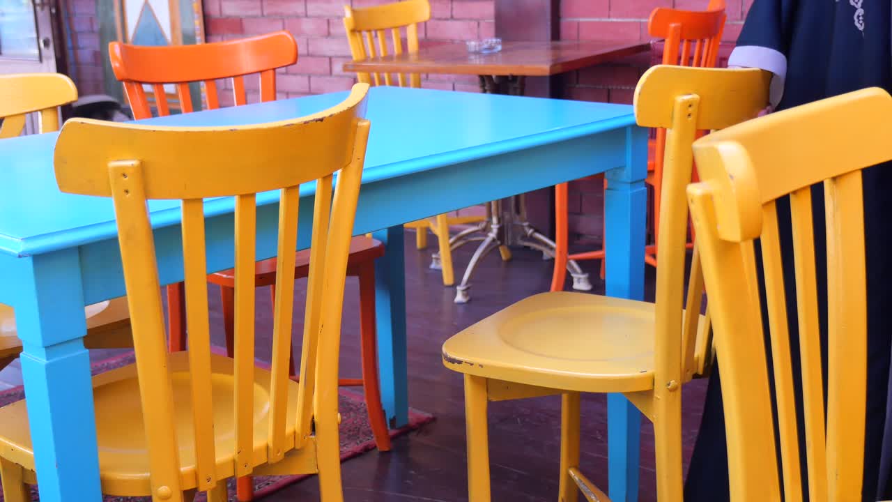 Sedie e tavolo colorati in un ristorante