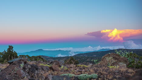 majestuosa formación de nubes por encima de las montañas rocosas, vista en lapso de tiempo