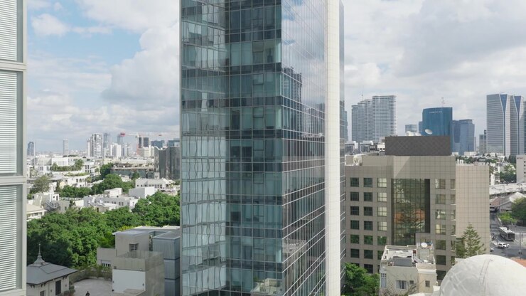 Vista aerea con drone di grattacieli di vetro contemporanei e architettura di uffici ad alta tecnologia a Tel Aviv.