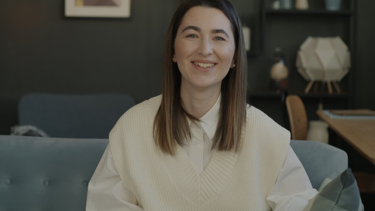 Donna sorridente su un divano