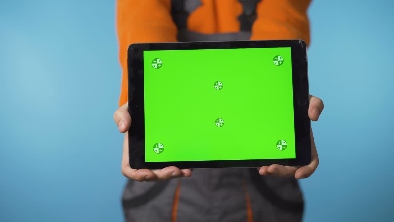 primer plano de la tableta de pantalla verde y el trabajador artesano aislado en el estudio