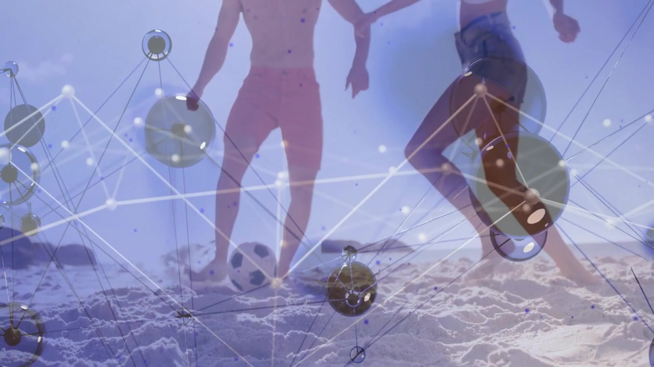 Due giocatori che spingono un pallone da calcio sulla spiaggia mentre una sovrapposizione di rete pulsa per una demo di tecnologia sportiva