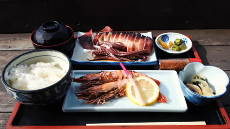 Cerrar-Un-Conjunto-De-Comidas-Japonesas-Con-Calamares-Y-Camarones