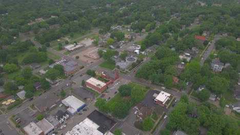 Schnelle-Drohne-Fliegt-Vom-Freiheitsgefängnis-Weg,-Einem-Mormonischen-Besucherzentrum-In-Freiheit,-Missouri