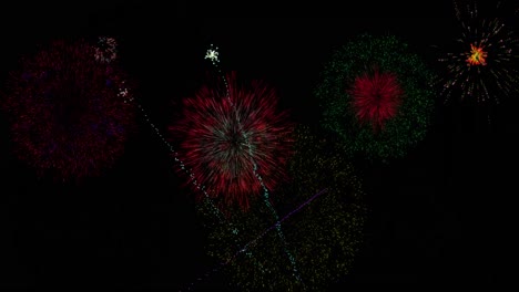 animación de coloridos fuegos artificiales de navidad y año nuevo en el cielo nocturno