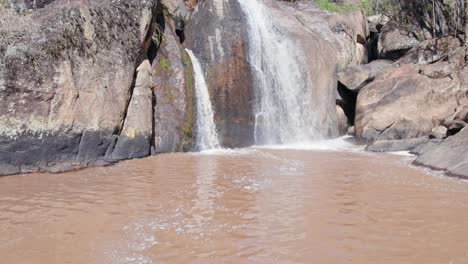 toma aérea de drones acercándose a una cascada tropical en brasil