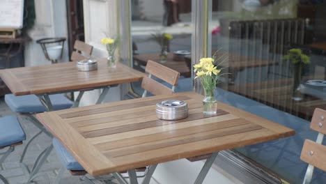 mesas y sillas vacías fuera de un café o restaurante