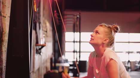 Vista-Lateral,-De,-Mujer-Joven,-Ejercitar,-En,-Cable,-Máquina,-En,-Gimnasio,-1