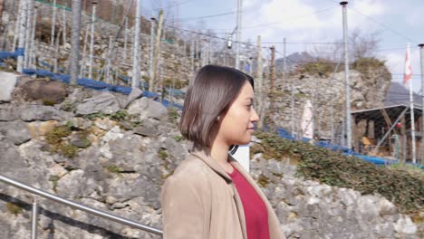 toma panorámica de una joven mujer de negocios segura de sí misma disfrutando de una vista en la naturaleza suiza