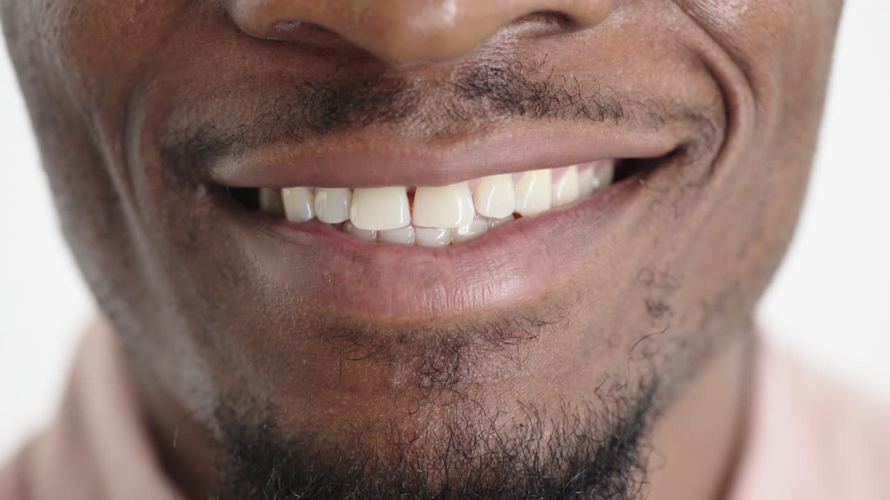 de cerca hombre afroamericano boca sonriendo alegre feliz mostrando dientes blancos saludables concepto de salud dental