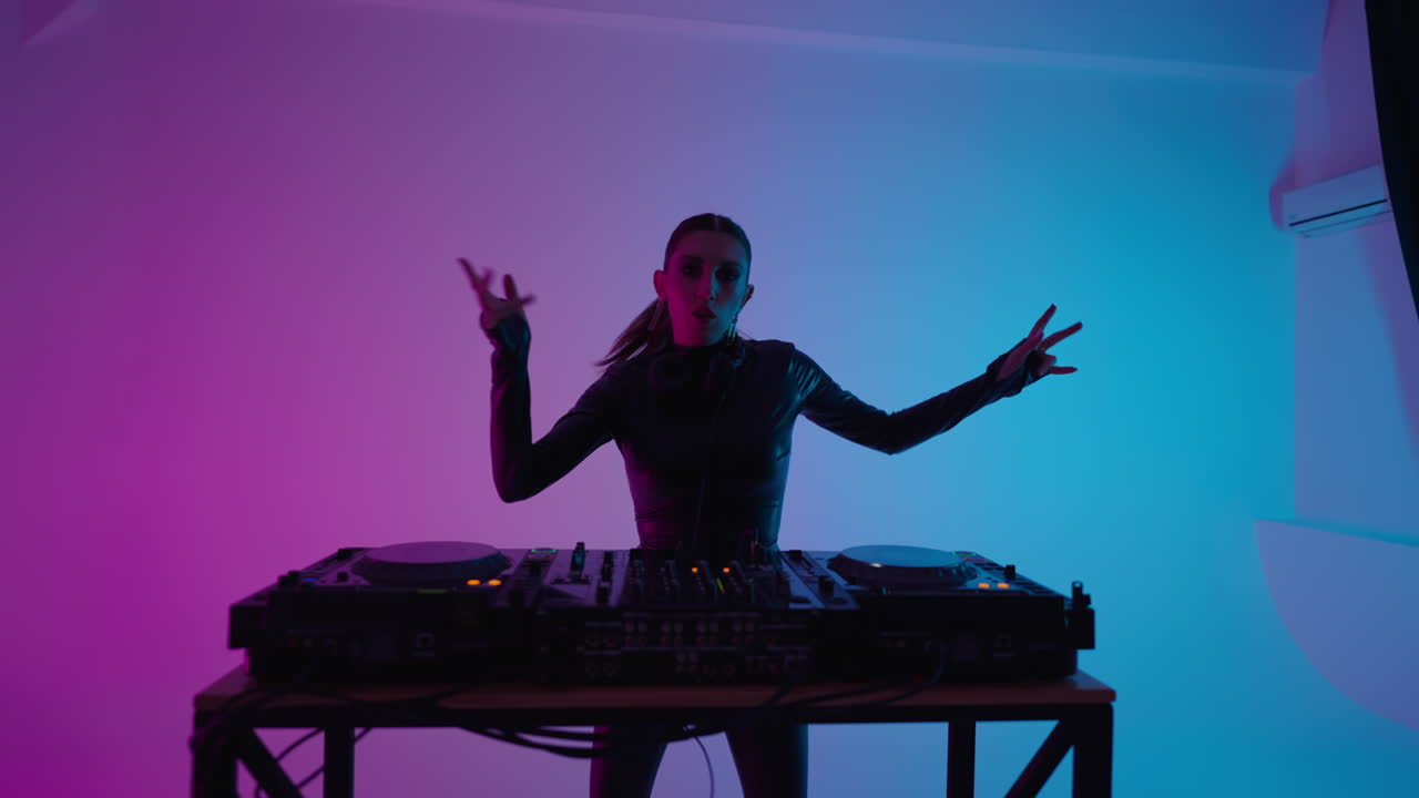 mujer dj mezclando música en un estudio con luces de neón