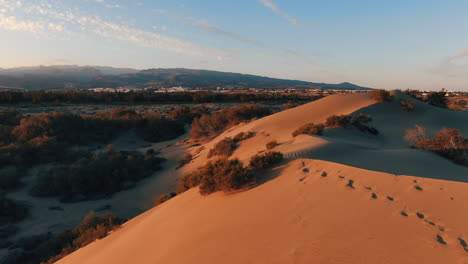 Volando-Sobre-Las-Dunas-Doradas-De-Maspalomas-Durante-El-Atardecer