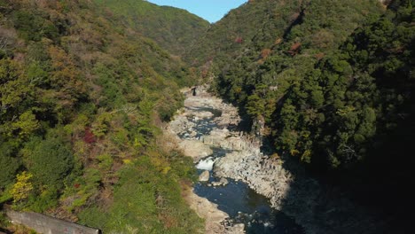 vista aérea de las montañas otoñales en la caminata ferroviaria abandonada de takedao, japón